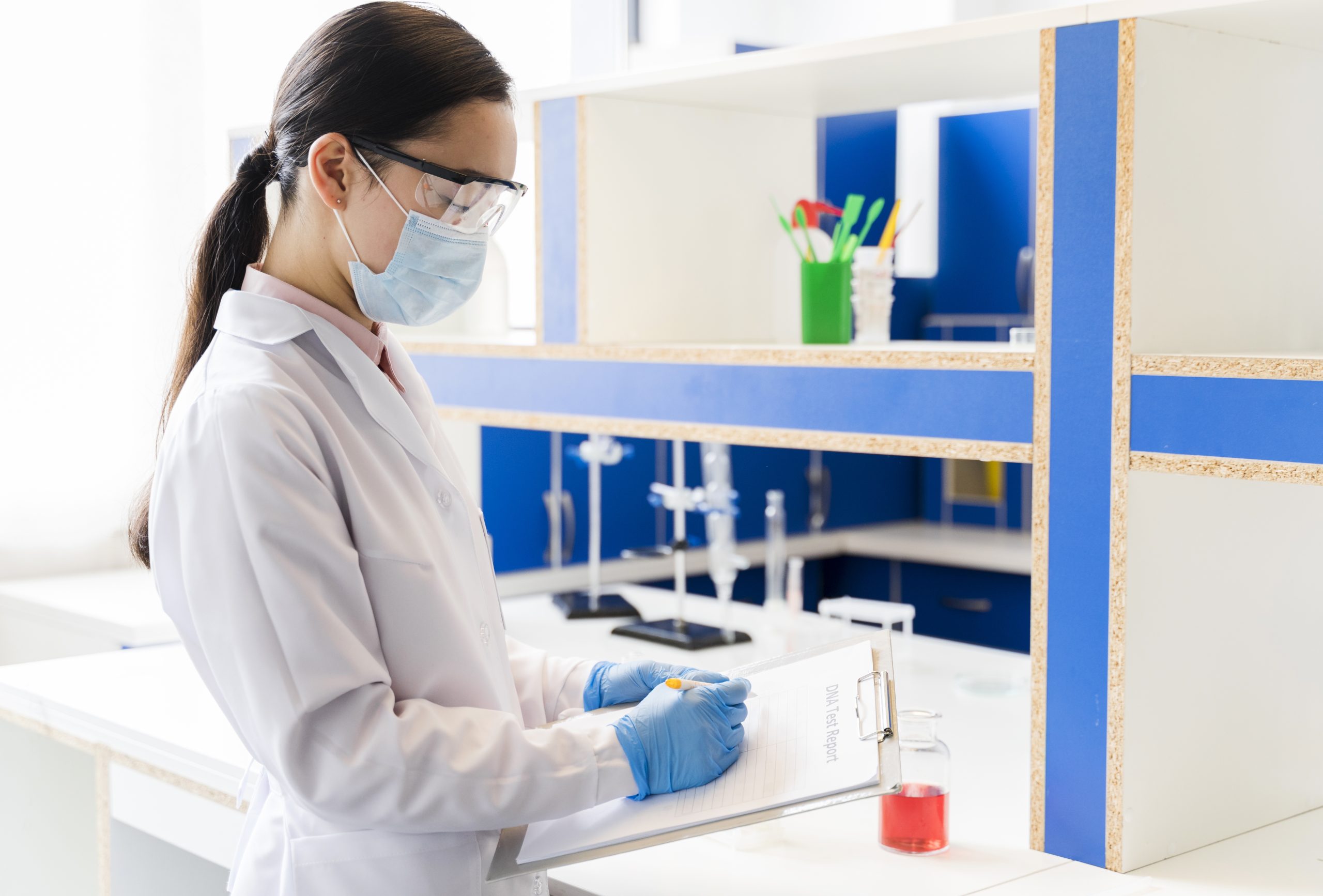 side-view-female-scientist-with-medical-mask-lab