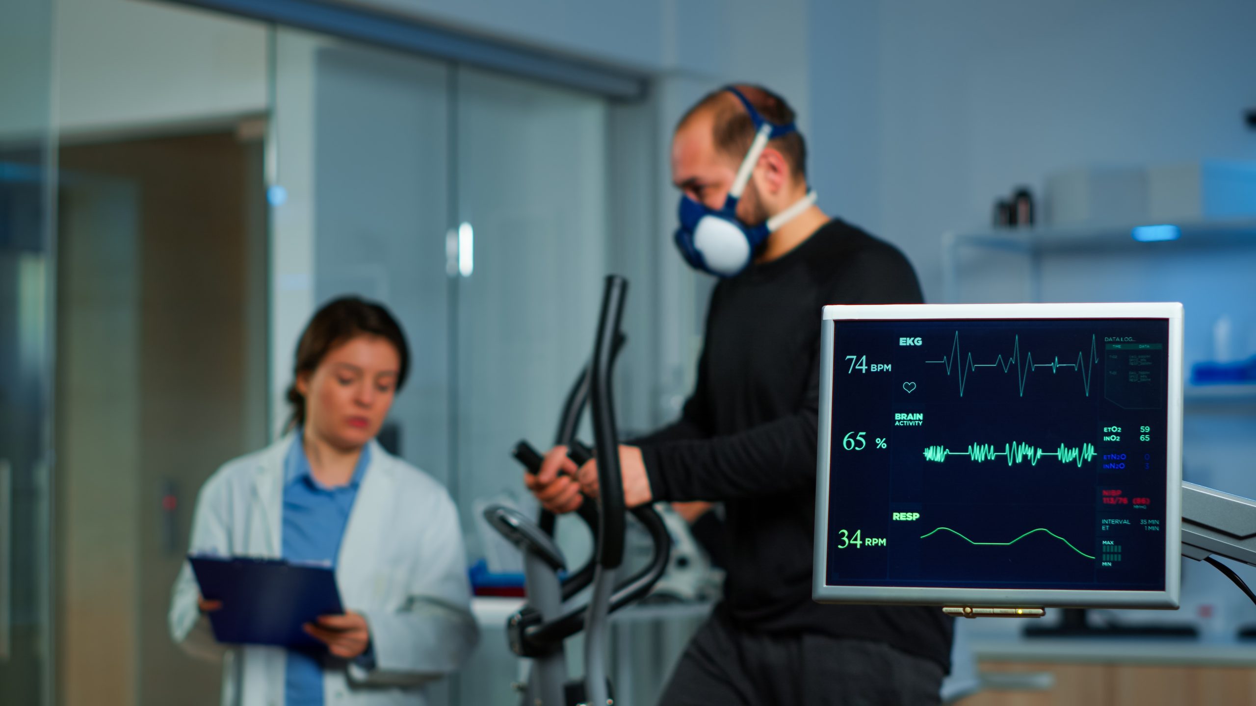 Team of medial researcher monitoring vo2 of man