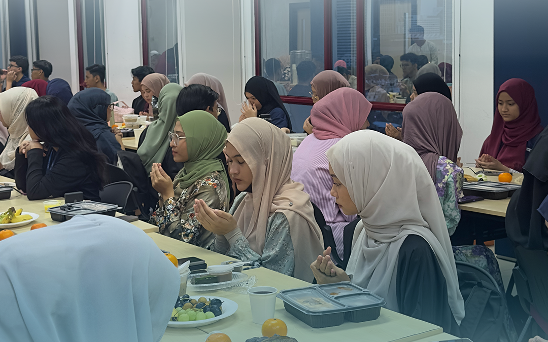 IJN University College Strengthens Ramadan Spirit with Bubur Lambuk Distribution and Iftar with Students